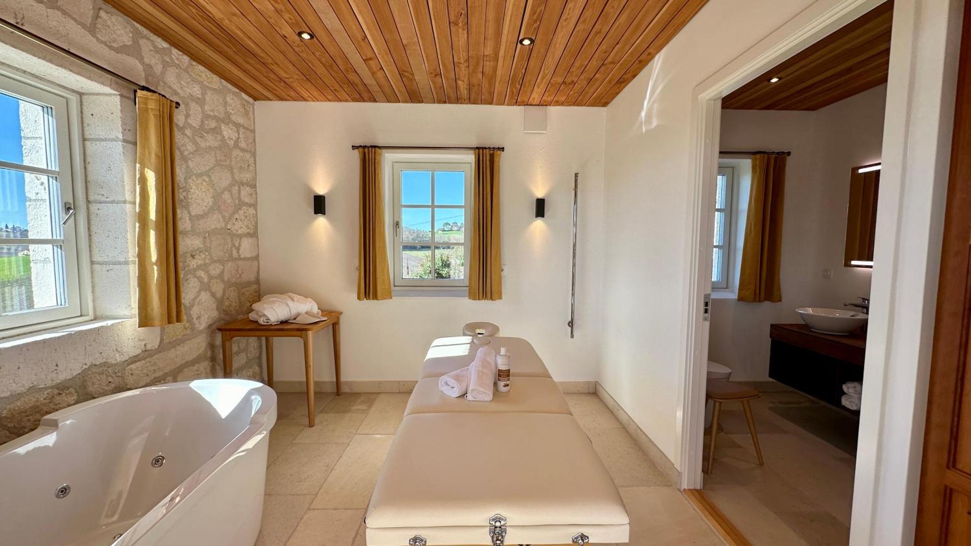 Chateau Lecusse - La Grande Roche - Hotel, Spa, Boutique & Restaurant Broze 外观 照片